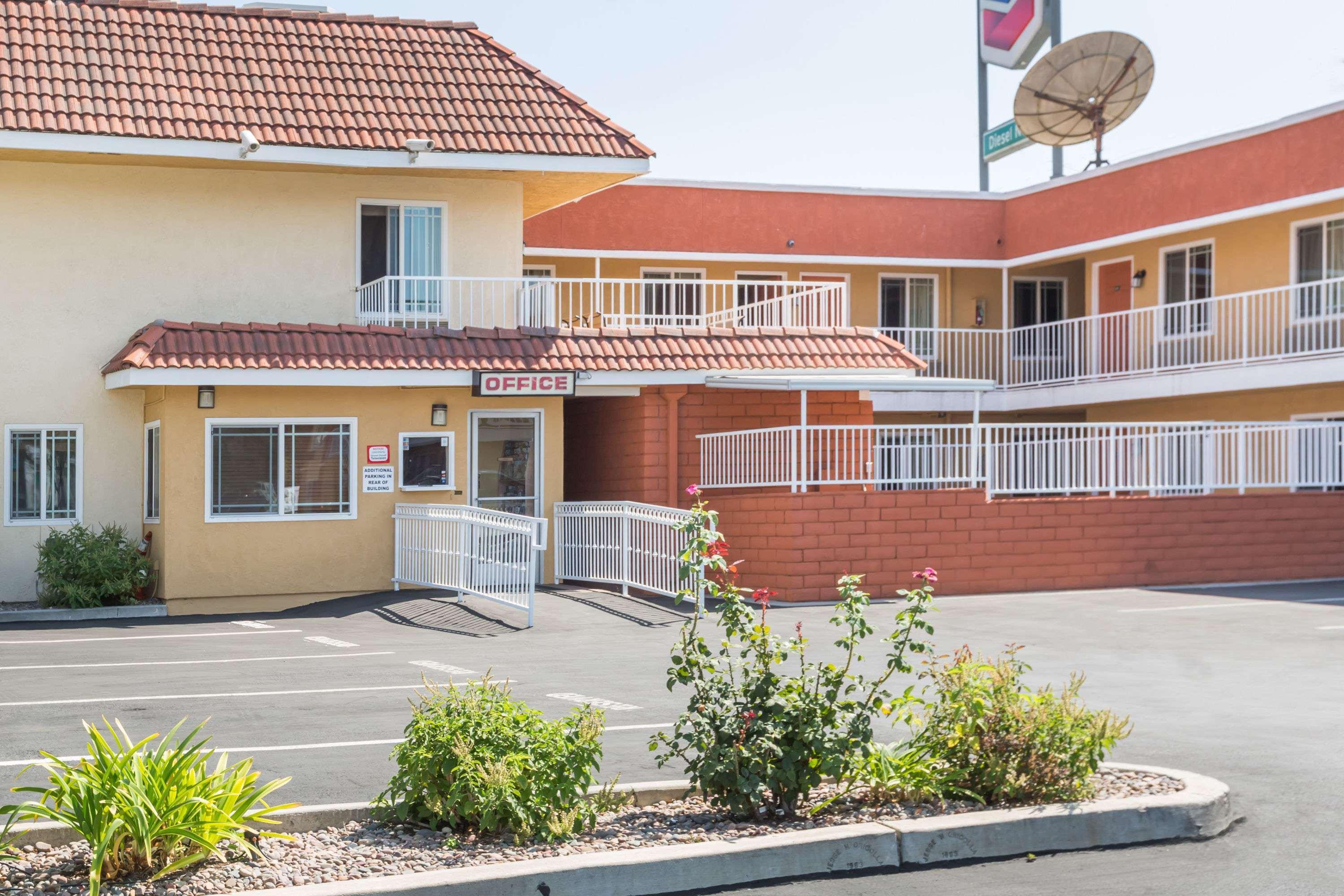 Super 8 By Wyndham Azusa Exteriér fotografie